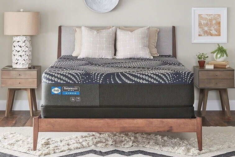 Sealy Posturepedic Plus Hybrid Mattress Display